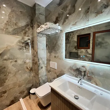 Kamberi & 4* Velipojë