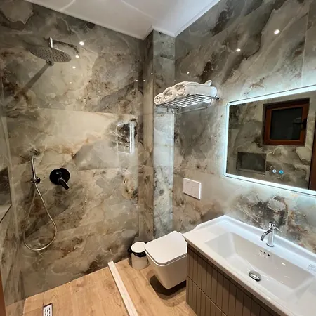 Kamberi & Aparthotel 4*