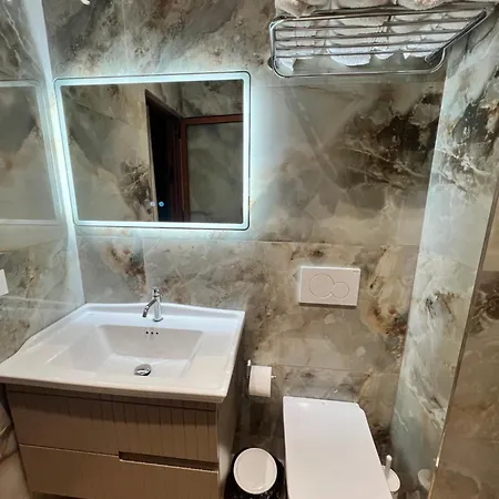 Kamberi & 4* Velipojë