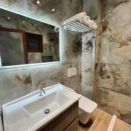 Kamberi & Aparthotel Velipojë