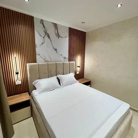 Kamberi & Aparthotel Velipojë