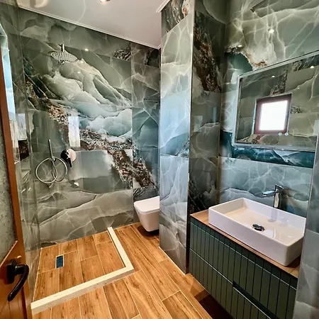 Kamberi & Aparthotel 4*