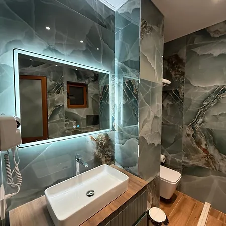 Aparthotel Kamberi & 4*