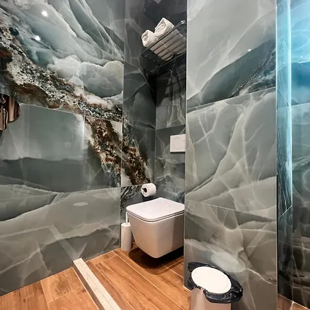 Kamberi & Aparthotel 4*