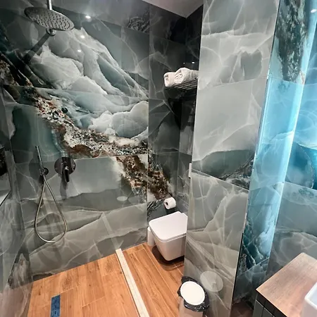 Kamberi & 4* Velipojë