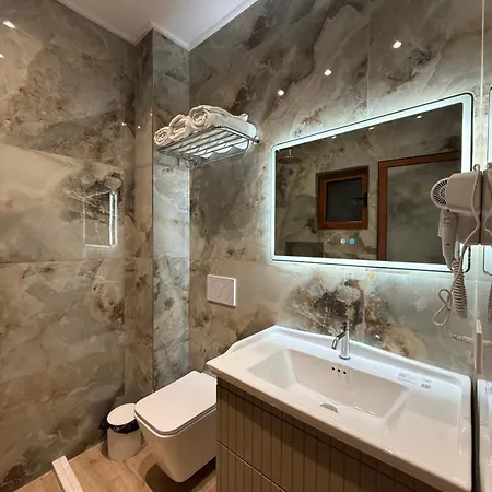 Kamberi & Aparthotel 4*