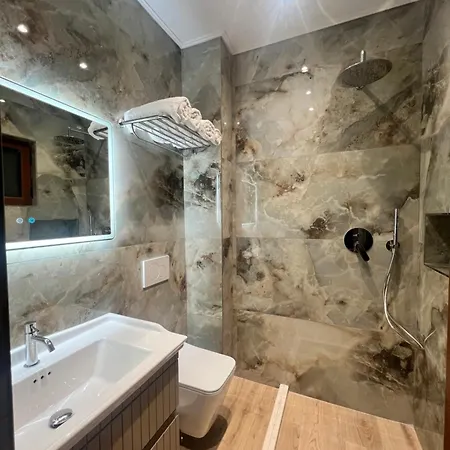 Kamberi & Aparthotel Velipoje