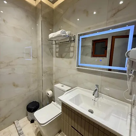 Kamberi & Aparthotel 4*