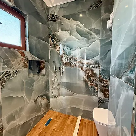 Aparthotel Kamberi & 4*