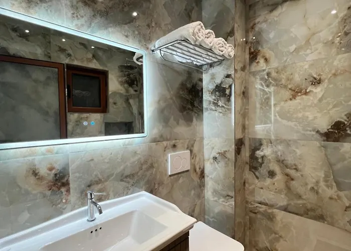 Kamberi & 4* Velipojë