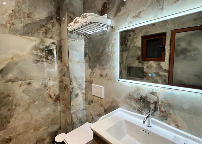 Kamberi & 4* Velipojë